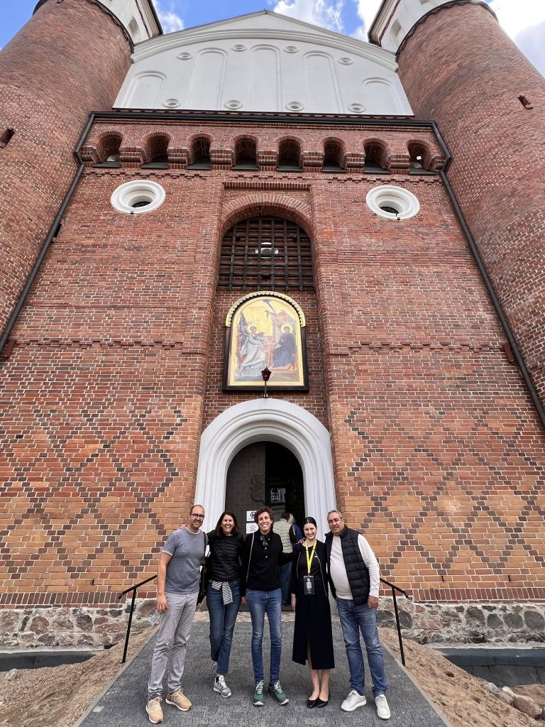 Uczestnicy konferencji EMYA 2025 podczas wycieczki do Supraśla.