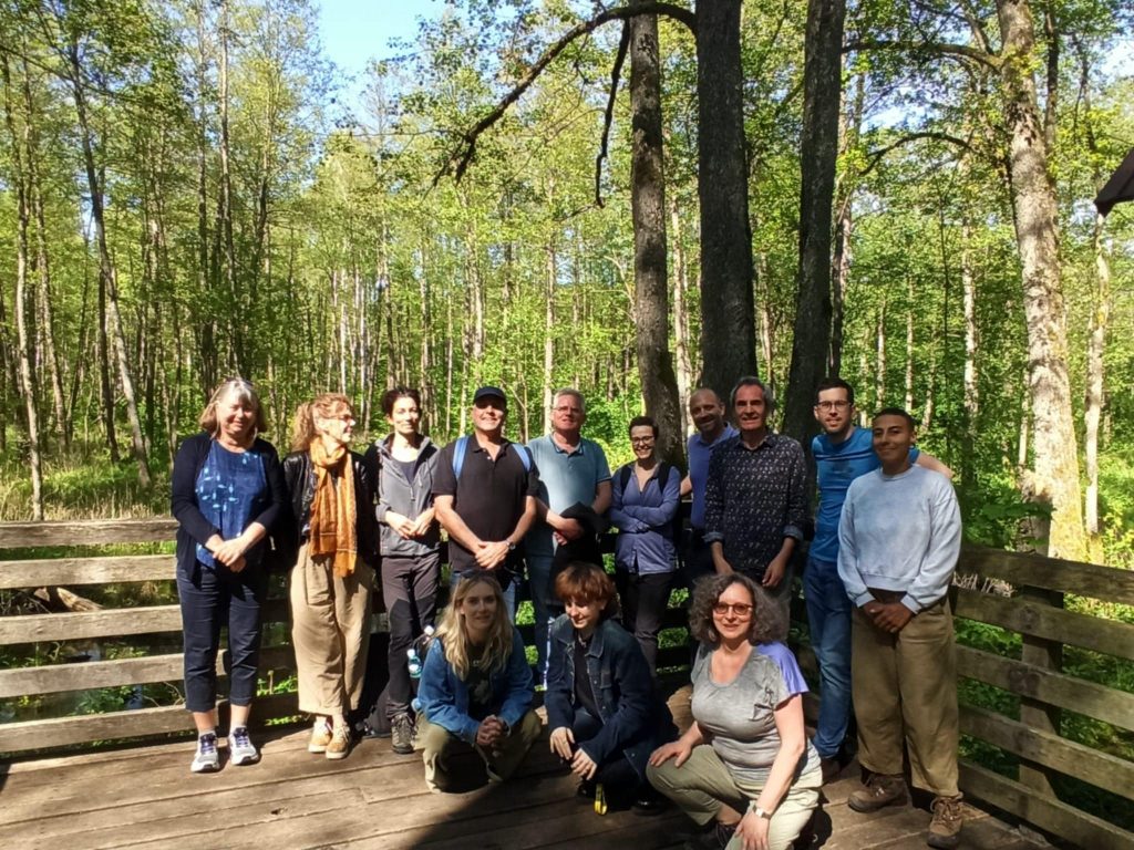 Uczestnicy konferencji EMYA 2025 podczas wycieczki do Białowieży.