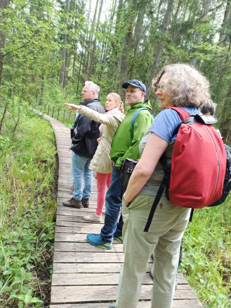 Uczestnicy konferencji EMYA 2025 podczas wycieczki do Białowieży.