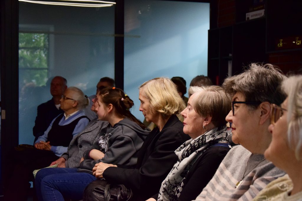 Uczestnicy podczas spotkania autorskiego "Tropy w tajdze - o zwierzętach na Syberii".