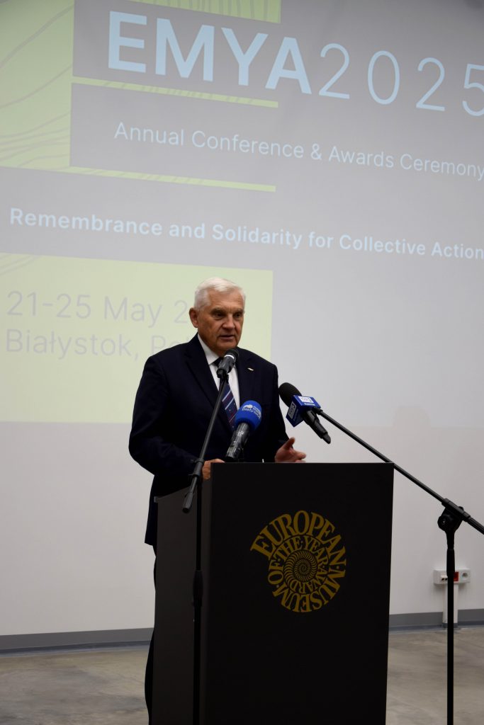 Prezydent Białegostoku Tadeusz Truskolaski przemawia podczas konferencji prasowej przed EMYA 2025.