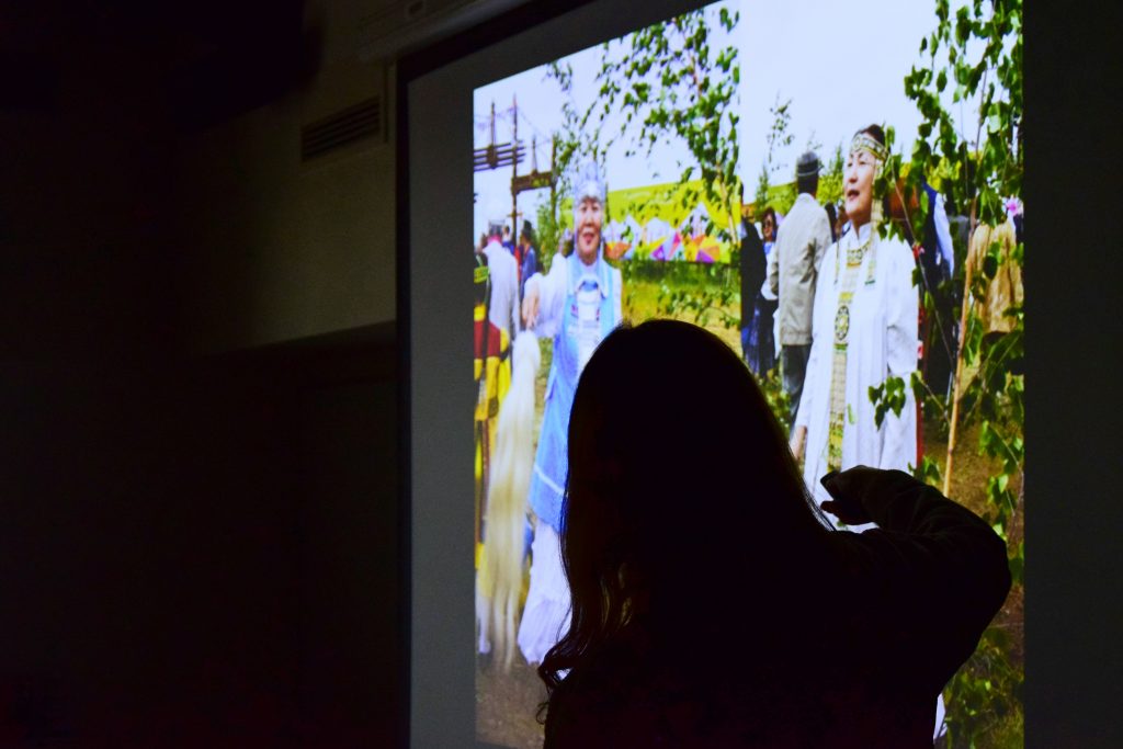 Prelegentka podczas omawiania slajdów. 