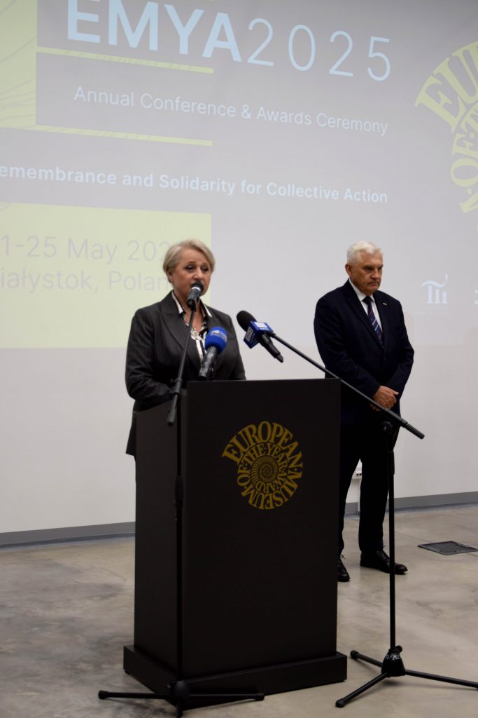 Wicemarszałek Wiesława Burnos przemawia podczas konferencji prasowej EMYA 2025.