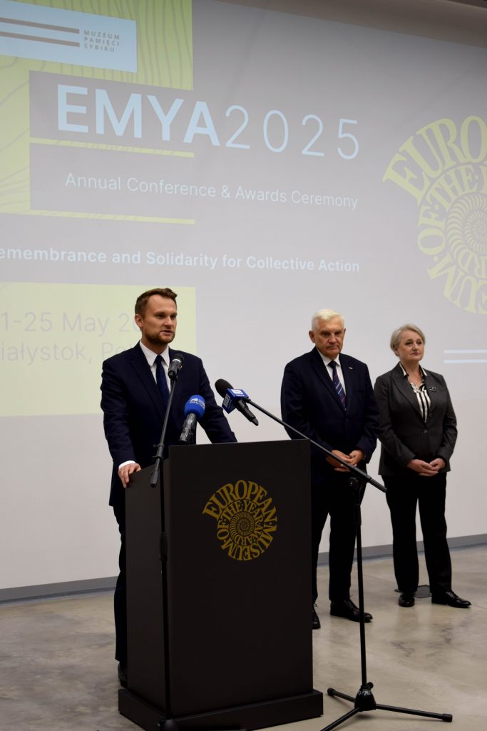 Przewodniczący Rady Muzeum Pamięci Sybiru, Tadeusz Truskolaski przemawia podczas konferencji prasowej EMYA 2025.