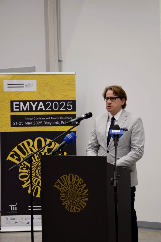Dyrektor Muzeum Pamięci Sybiru, prof. Wojciech Śleszyński przemawia podczas konferencji prasowej EMYA 2025.