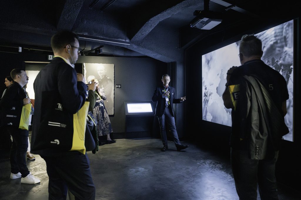 Oprowadzanie uczestników wydarzenia EMYA 2025 po wystawie stałej Muzeum Pamięci Sybiru.