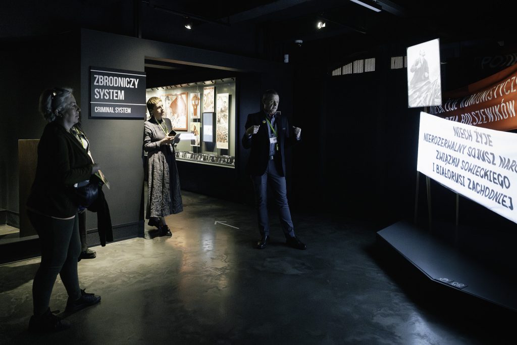 Oprowadzanie uczestników wydarzenia EMYA 2025 po wystawie stałej Muzeum Pamięci Sybiru.