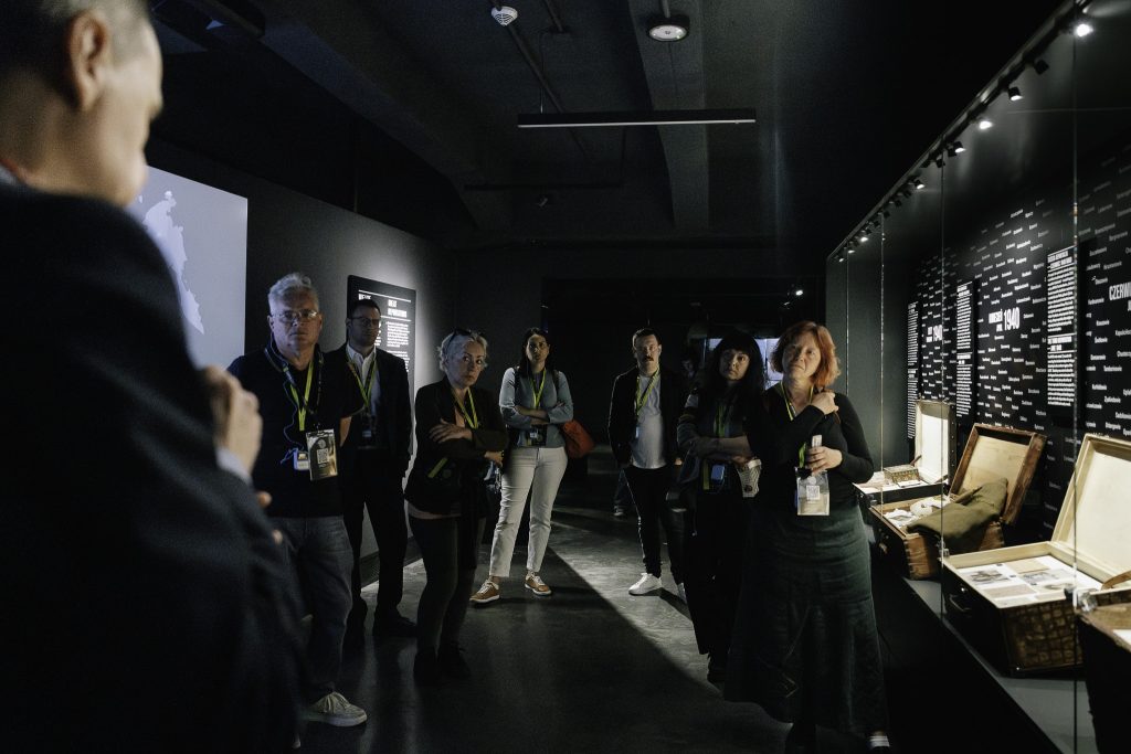 Oprowadzanie uczestników wydarzenia EMYA 2025 po wystawie stałej Muzeum Pamięci Sybiru.