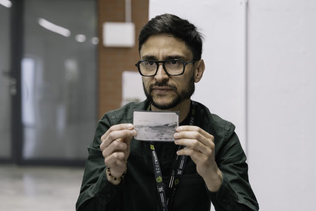 Pracownik muzeum podczas panelu dyskusyjnego z uczestnikami wydarzenia EMYA 2025 