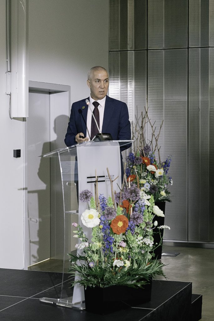 Przemówienie prelegenta podczas konferencji na temat Dyrektor Muzeum Pamięci Sybiru, prof. Wojciech Śleszyński przemawia podczas konferencji ,,Muzeum a trauma - muzea jako bezpieczna przestrzeń do rozmowy na temat ciemnej strony".