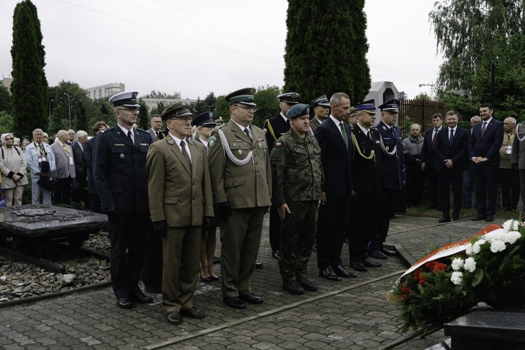 Złożenie wieńców pod pomnik ,,Grobu Nieznanego Sybiraka" obok kościoła pw. Ducha Świętego w dniu 85. rocznicy deportacji na Sybir.
