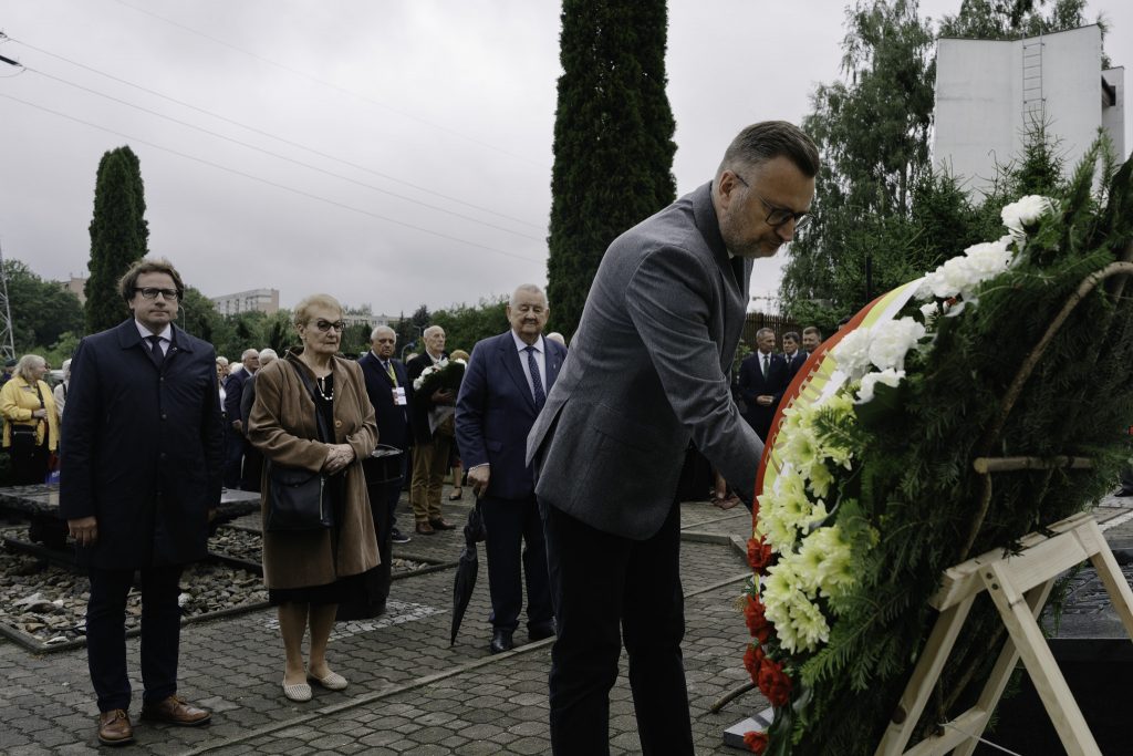 Złożenie wieńców pod pomnik ,,Grobu Nieznanego Sybiraka" obok kościoła pw. Ducha Świętego w dniu 85. rocznicy deportacji na Sybir.