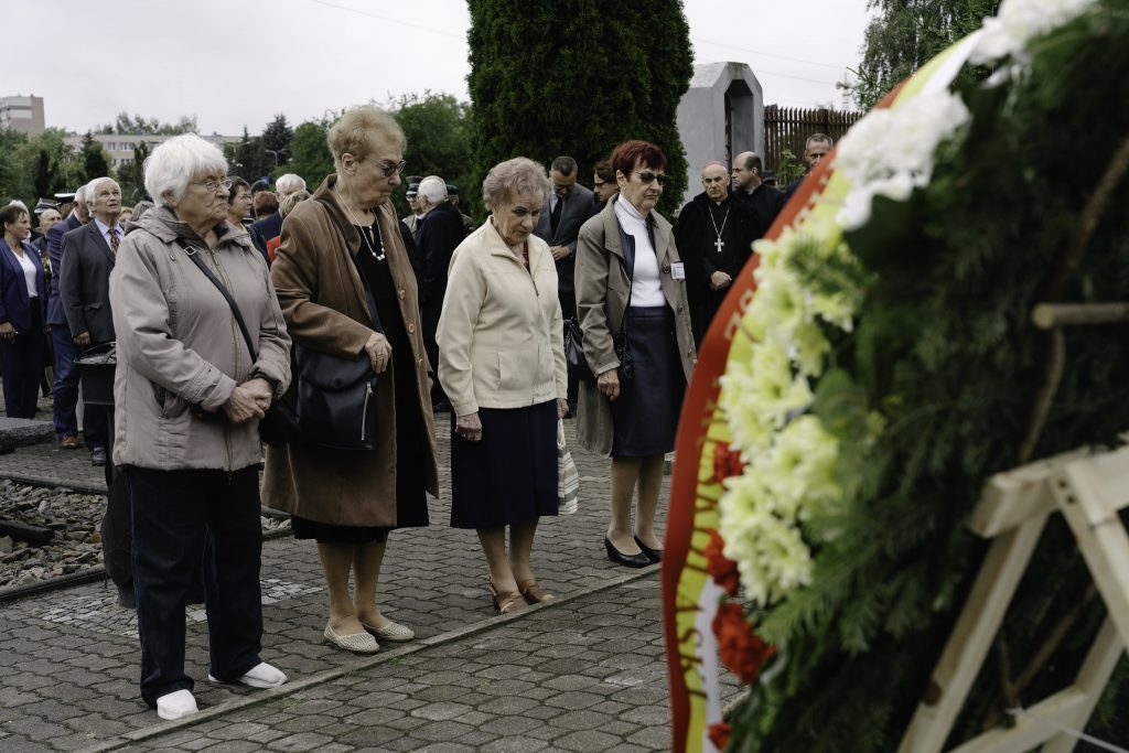 Złożenie wieńców pod pomnik ,,Grobu Nieznanego Sybiraka" obok kościoła pw. Ducha Świętego w dniu 85. rocznicy deportacji na Sybir.