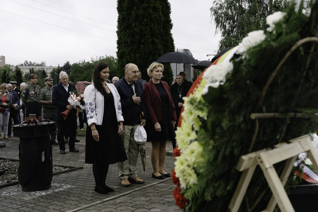 Złożenie wieńców przez pracowników muzeum pod pomnik ,,Grobu Nieznanego Sybiraka" obok kościoła pw. Ducha Świętego w dniu 85. rocznicy deportacji na Sybir.