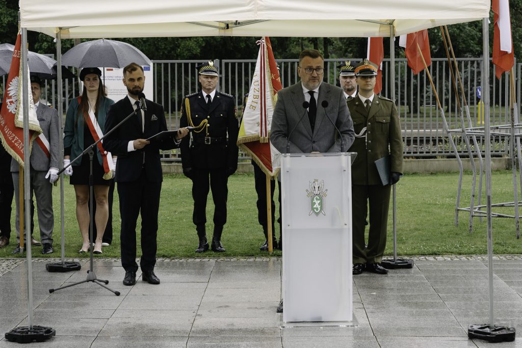 Zastępca Prezydenta Białegostoku Rafał Rudnicki wygłasza przemowę podczas uroczystości 85. rocznicy deportacji na Sybir.