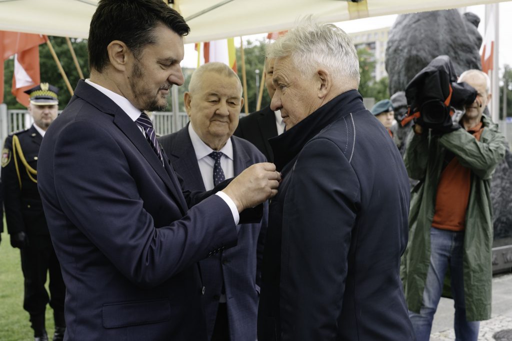 Wręczenie odznaczeń podczas wydarzenia upamiętniającego 85. rocznice deportacji na Sybir.