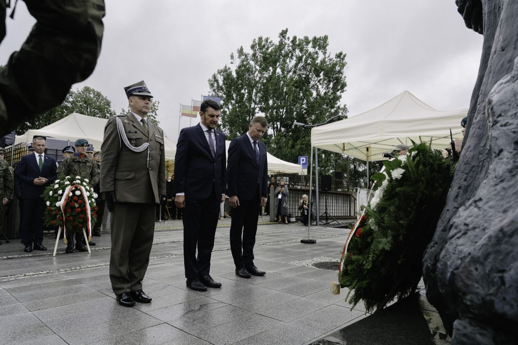 Złożenie wieńców pod pomnik Matki Sybiraczki w dniu 85. rocznicy deportacji na Sybir.