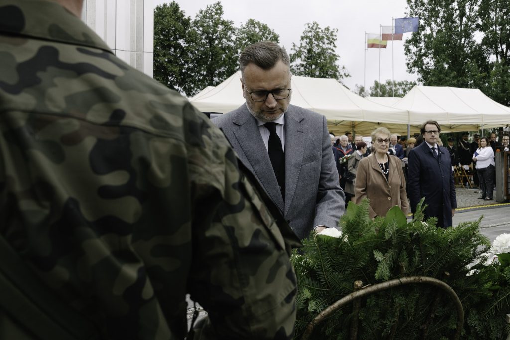 Złożenie wieńców pod pomnik Matki Sybiraczki w dniu 85. rocznicy deportacji na Sybir.