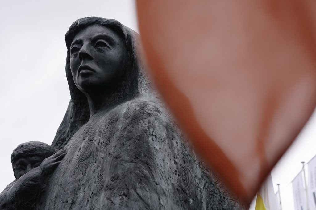 Pomnik Matki Sybiraczki znajdujący się na terenie Muzeum Pamięci Sybiru.