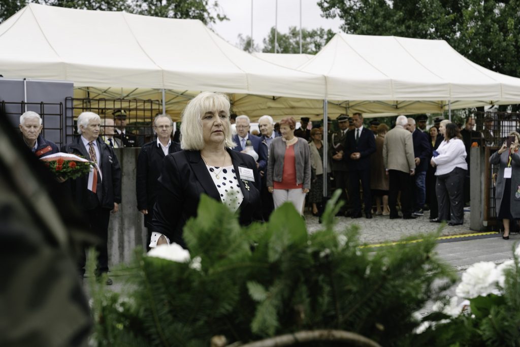 Złożenie wieńców pod pomnik Matki Sybiraczki w dniu 85. rocznicy deportacji na Sybir.