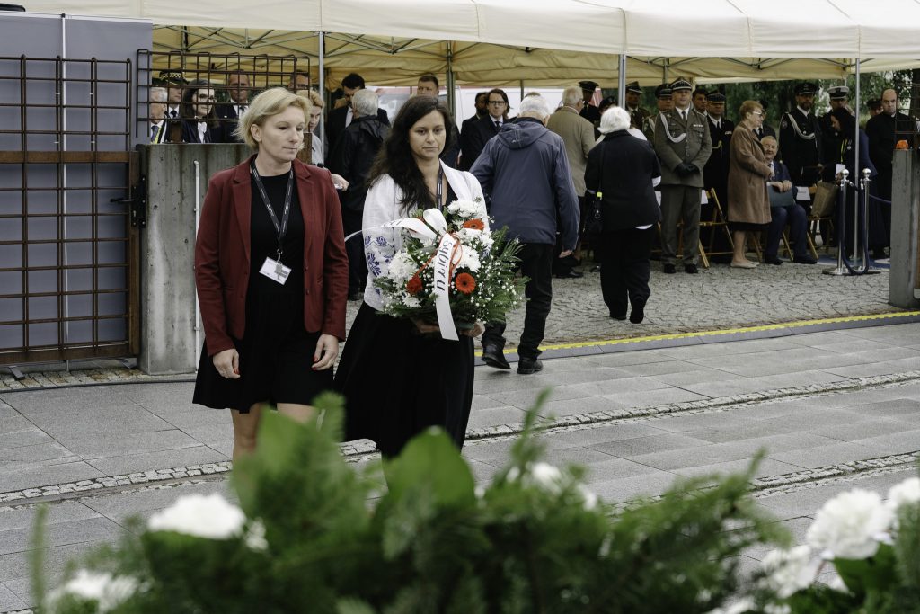 Kadra pracownicza Muzeum Pamięci Sybiru składa kwiaty pod pomnik Matki Sybiraczki podczas 85. rocznicy deportacji na Sybir