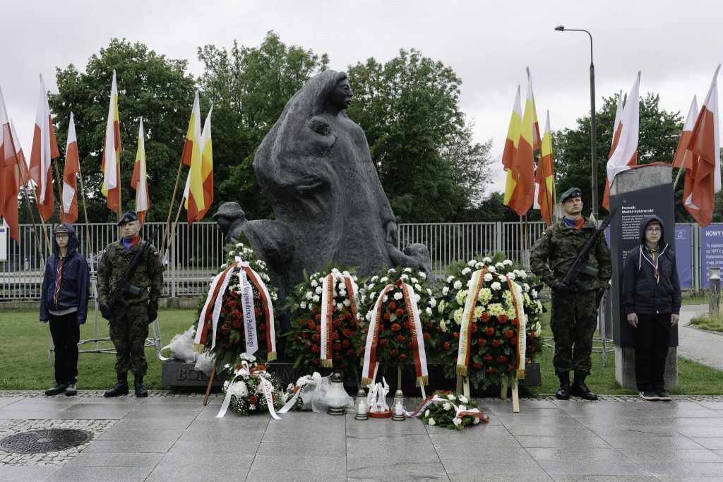 Pomnik Matki Sybiraczki podczas uczczony podczas 85. rocznicy deportacji na Sybir