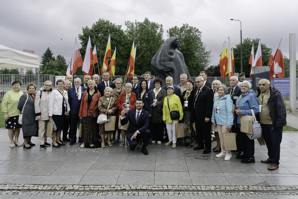 Pomnik Matki Sybiraczki podczas uczczony podczas 85. rocznicy deportacji na Sybir