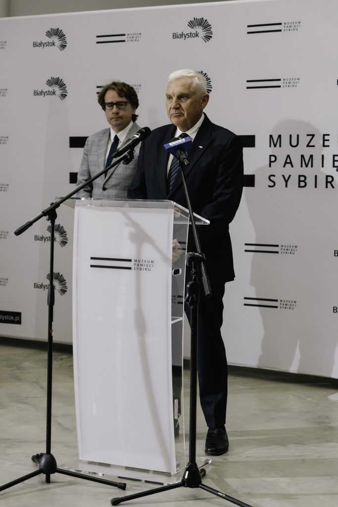 Prezydent Białegostoku Tadeusz Truskolaski przemawia podczas konferencji prasowej na temat Peletonu Pamięci