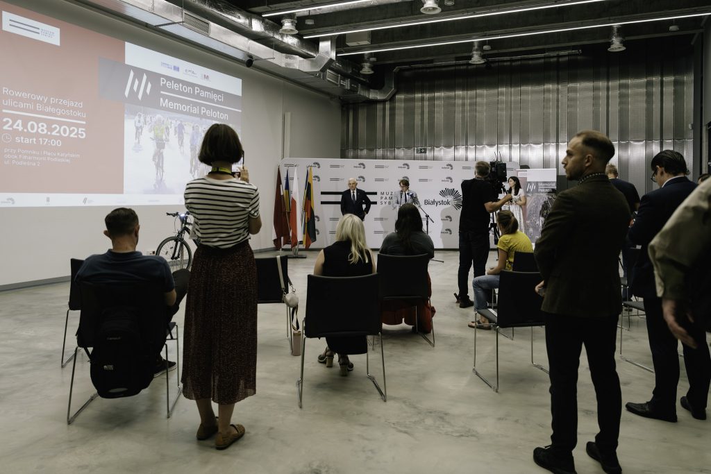 Konferencja prasowa na temat Peletonu Pamięci ulicami miasta Białegostoku organizowanym przez Muzeum Pamięci Sybiru.