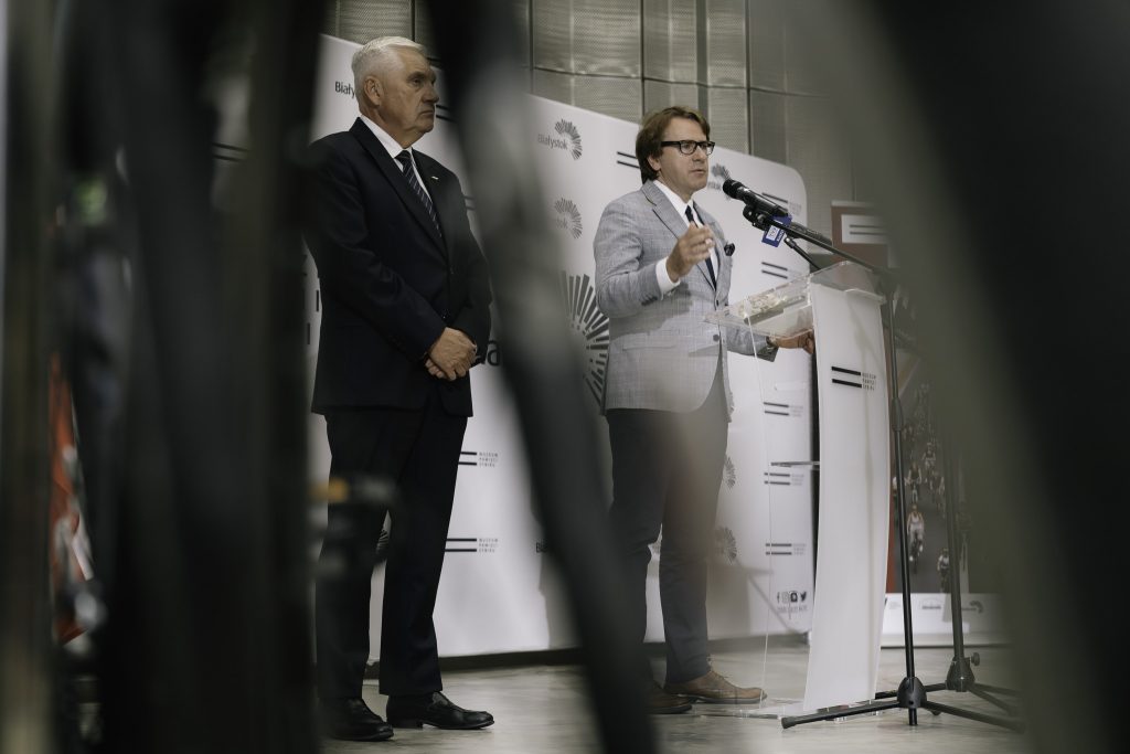 przemawia podczas konferencji prasowej na temat Peletonu Pamięci